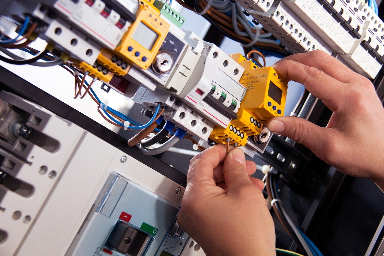 jacksonville commercial electrician installng electrical systems and breakers